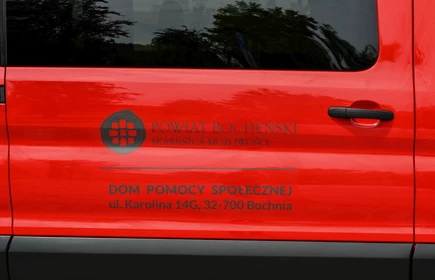 obraz drzwi z napisem Powiat Bocheński - skarbnica możliwości, Dom Pomocy Społecznej w Bochni LOGO Powiatu