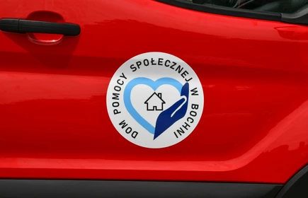 zdjęcie logo DPS na drzwiach samochodu 